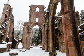 Les ruines historiques de l'abbaye d'Allerheiligen, l'abbaye de tous les Saints, et son village, sous la neige dans la forêt noire du nord de l’Allemagne, Baden Wuerttemberg.