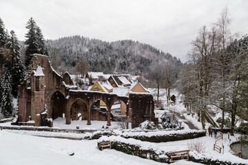 Les ruines historiques de l'abbaye d'Allerheiligen, l'abbaye de tous les Saints, et son village, sous la neige dans la forêt noire du nord de l’Allemagne, Baden Wuerttemberg.
