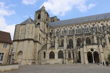 Obraz premium La cathédrale Saint Etienne, vue de l'extérieur, ville de Bourges, département du Cher, France