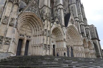 Fototapeta premium La cathédrale Saint Etienne, vue de l'extérieur, ville de Bourges, département du Cher, France