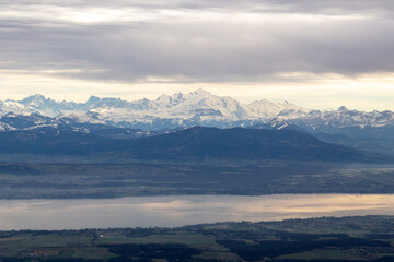 Fototapeta na wymiar Panorama sur les Alpes, le Mont Blanc et le lac Léman avec Genève depuis le sommet de La Dôle, un des sommets les plus hauts du massif du Jura aux Rousses à 1 677 mètres d'altitude