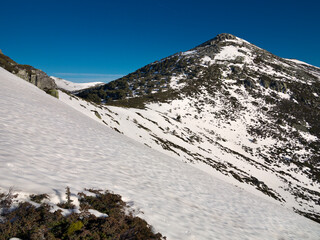 Pico Montón de Trigo coEspaña.n nieve en la Sierra de Guadarrama. 
