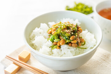 納豆をのせたご飯