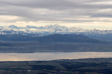 Panorama sur les Alpes, le Mont Blanc et le lac Léman avec Genève depuis le sommet de La Dôle,...