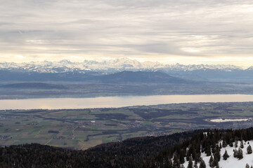 Panorama sur les Alpes, le Mont Blanc et le lac Léman avec Genève depuis le sommet de La Dôle, un des sommets les plus hauts du massif du Jura aux Rousses à 1 677 mètres d'altitude