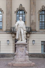 Fototapeta na wymiar Humboldt Statue vor der Humboldt Universität Berlin