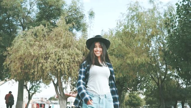Mujer turista disfrutando de sus vacaciones en una ciudad de Latinoam&eacute;rica. Concepto de turismo y viajes.