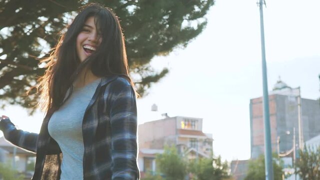 Mujer joven latina corriendo feliz en un parque de Latinoam&eacute;rica disfrutando de sus vacaciones. Concepto de viajes, turismo y vacaciones..