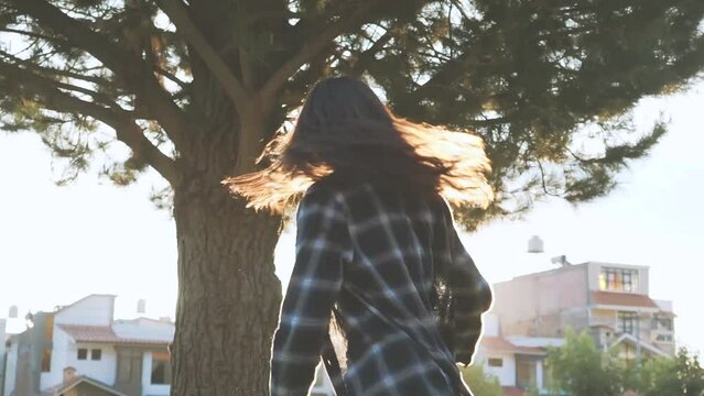 Mujer joven latina corriendo feliz en un parque de Latinoam&eacute;rica disfrutando de sus vacaciones. Concepto de viajes, turismo y vacaciones..