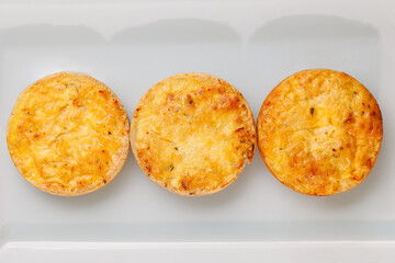 Quiches assados e recheados. Tortas frescas.