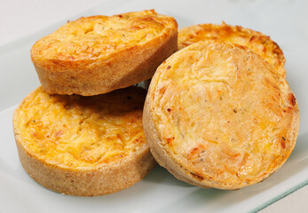 Quiches assados e recheados. Tortas frescas.