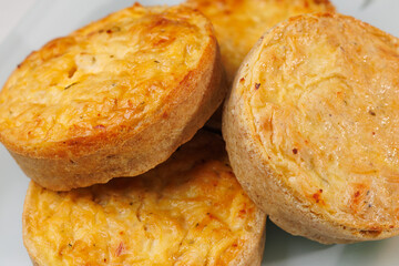 Quiches assados e recheados. Tortas frescas.