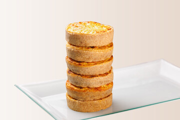 Quiches assados e recheados. Tortas frescas.