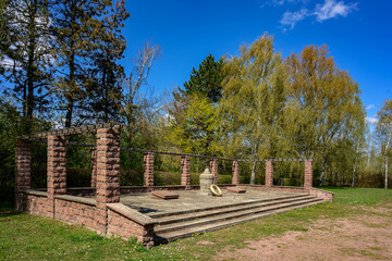 Sowjetisches Ehrenmal mit Urne auf dem Parkfriedhof Marzahn (Blick von Osten)