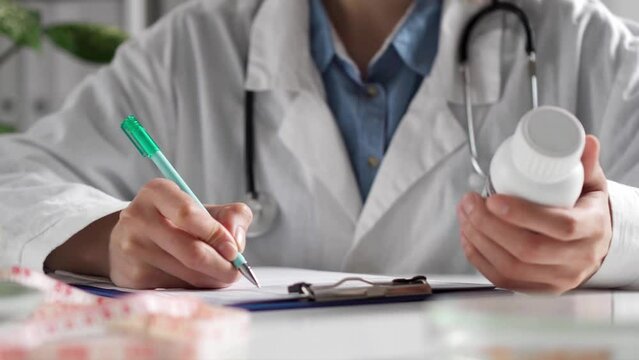 mployee doctor writes information in a notepad on a pie