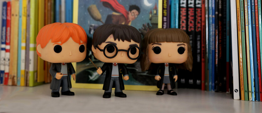 Harry Potter, Hermione Granger and Ron Weasley Funko pop. Toys for kids. Characters of the movie. hogwarts. Students of magic and sorcery. Background books. Library.