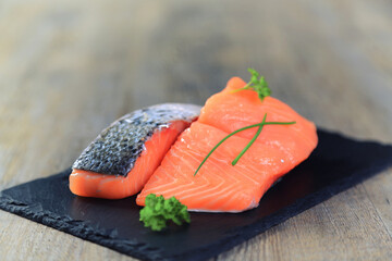 pavé de saumon sur fond en bois	
