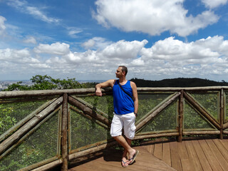 Homem passeando em mirante, admirando linda vista do parque das Mangabeiras, Belo Horizonte, Minas Gerais.