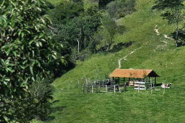 Obraz premium Linda vista de curral antigo em fazenda, com muita vegetação e montanhas ao redor, localizada na região rural do bairro Jardim das Oliveiras, município de Esmeraldas, Minas Gerais, Brasil.