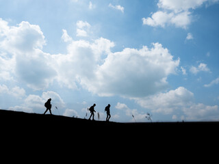 randonn&eacute;e marche silhouette randonneur ciel nuage contre-jour