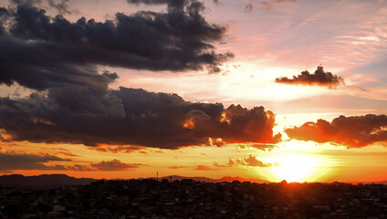 Lindo por do sol visto de cima da pedreira do bairro Industrial, Contagem, Minas Gerais, Brasil.