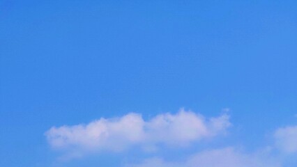 青空の下に浮かぶ綿雲