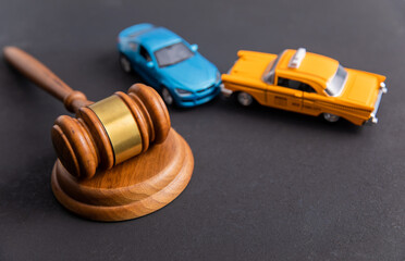 Judge gavel and two cars colliding - obrazy, fototapety, plakaty