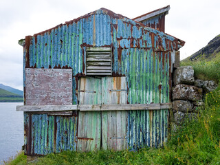 une cabane en tolle rouillée peinte en bleu aux îles Féroé