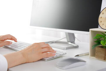 パソコンを操作する女性の手元