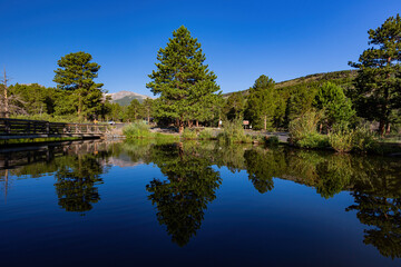 Fototapeta na wymiar Sunny view of the dreamy reflex at Sprague Lake
