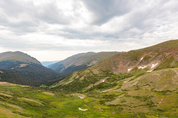 Fototapeta na wymiar Superb landscape of Alpine Ridge Trail at Rocky Mountain National Park