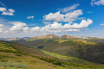 Obraz premium Superb landscape of Alpine Ridge Trail at Rocky Mountain National Park