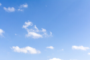 Ciel bleu  nuageux en après-midi au printemps
