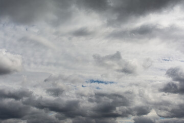 Ciel. Nuages sombres avant la pluie