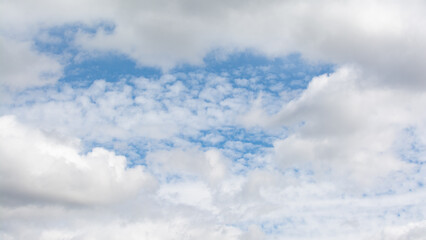 Obraz premium Ciel. Cirrocumulus cotonneux, entourés de cumulus, et ciel bleu en après-midi au printemps