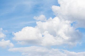 Ciel bleu  nuageux en après-midi au printemps