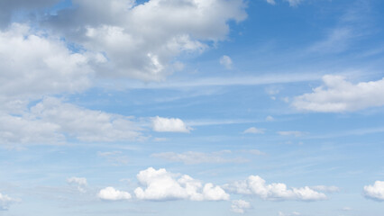 Ciel. Cumulus et cirrus dans un ciel bleu en après-midi au printemps