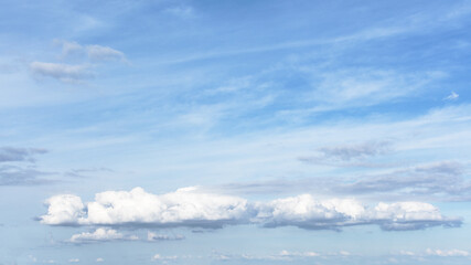 Ciel. Petits cumulus bas et traînées filamenteuses 