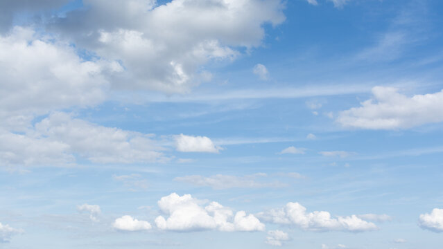 Ciel. Cumulus et cirrus dans un ciel bleu en apr&egrave;s-midi au printemps