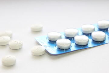 Obraz na płótnie Canvas Pills in pill packs placed on a white table.