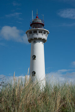 Leuchtturm in Egmond aan Zee vor blauem Himmel