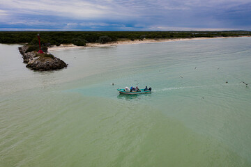 Bote de pesca, bote pesquero, pescadores trabajando