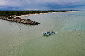 Obraz premium Bote de pesca, bote pesquero, pescadores trabajando