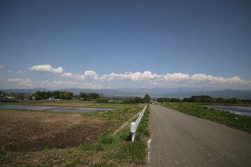 Fototapeta premium 日本の空と山