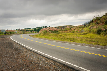 Curva en la carretera de montaña en día gris, nublado. Paisaje invernal en Altas Cumbres.