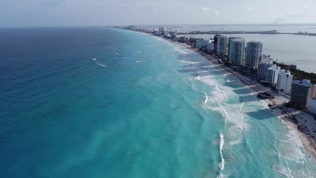 verano Playa Gaviota Zona hotelera Canc&uacute;n, Quintana roo, M&eacute;xico.  Playa Azul Verano Arena blanca Caribe Mexicano  toma a&eacute;rea mar arena sol hoteles para turistas