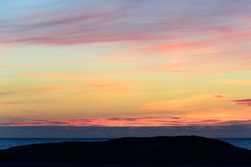 Obraz premium Pink and reen and lilac sunset above the Atlantic coast in Norway