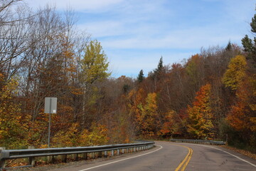 Fototapeta premium Red Trees Stowe Mountain Road Scenic View Driving