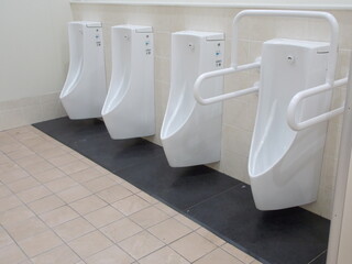 公園にある男子トイレの小便器