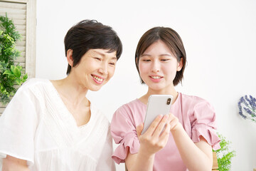 女性　親子　スマホ　リビング